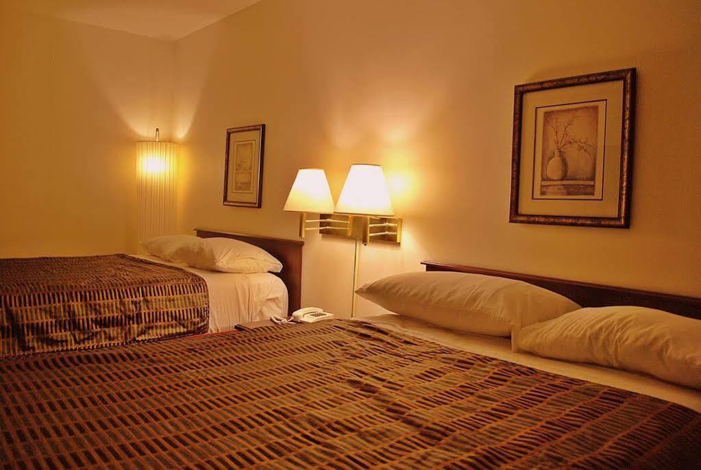 Chomedey Inn Laval Exterior photo